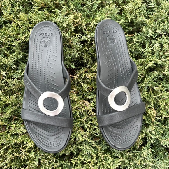 Crocs Women's Sanrah Metal Block Sandals Size 8 Black Shoes - Picture 2 of 10